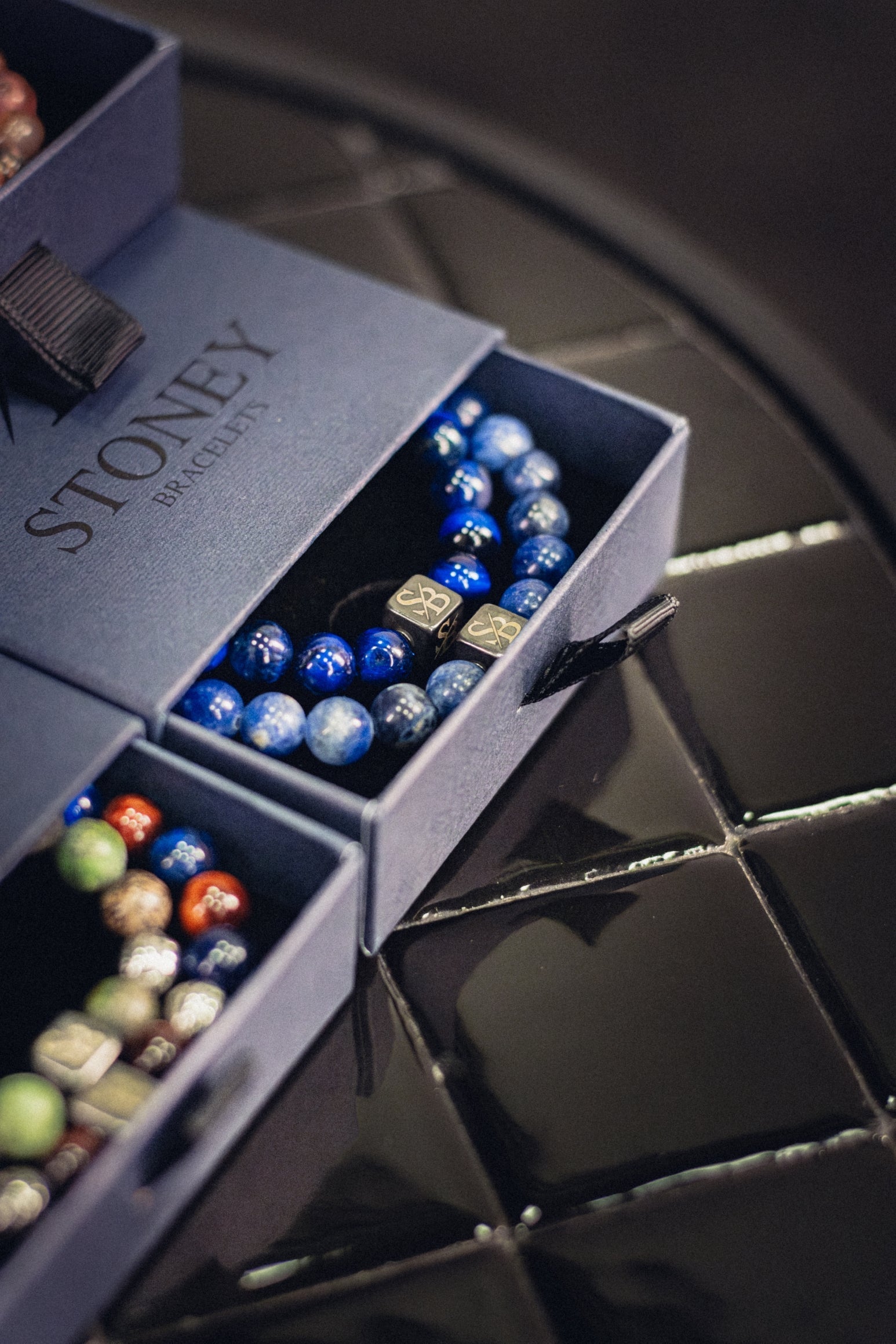 Stoney Bracelets: Wie Wij Zijn en Hoe We Werken