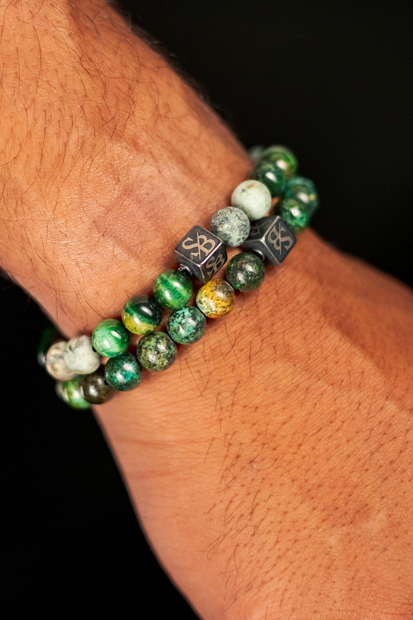 Tree agaat en groene tijgeroog armbanden, editorial fotoshoot