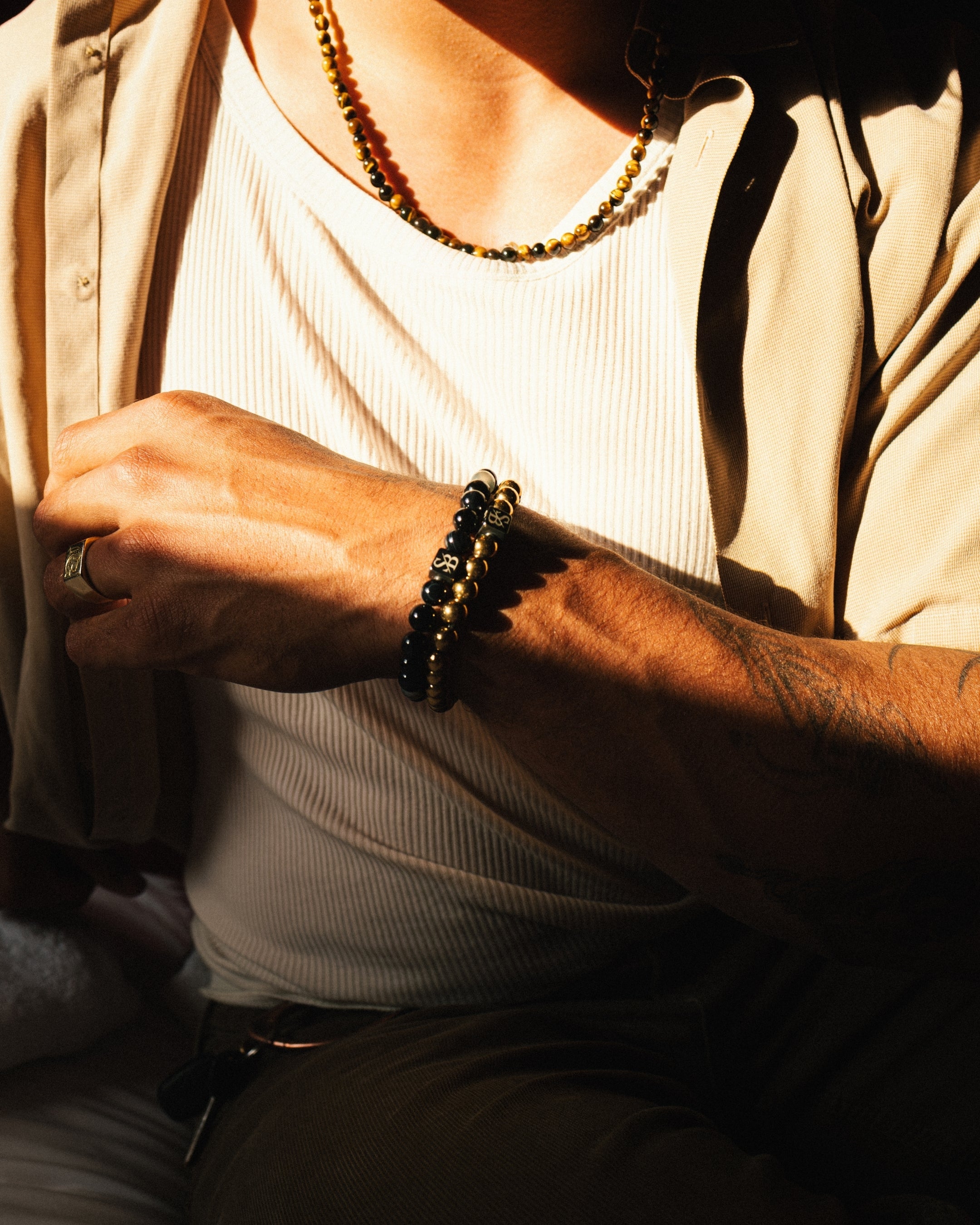 De Superior collectie van Stoney bracelets heeft heren armbanden met 925 zilveren kralen. Op de foto zie je een hematiet armband met logobead.