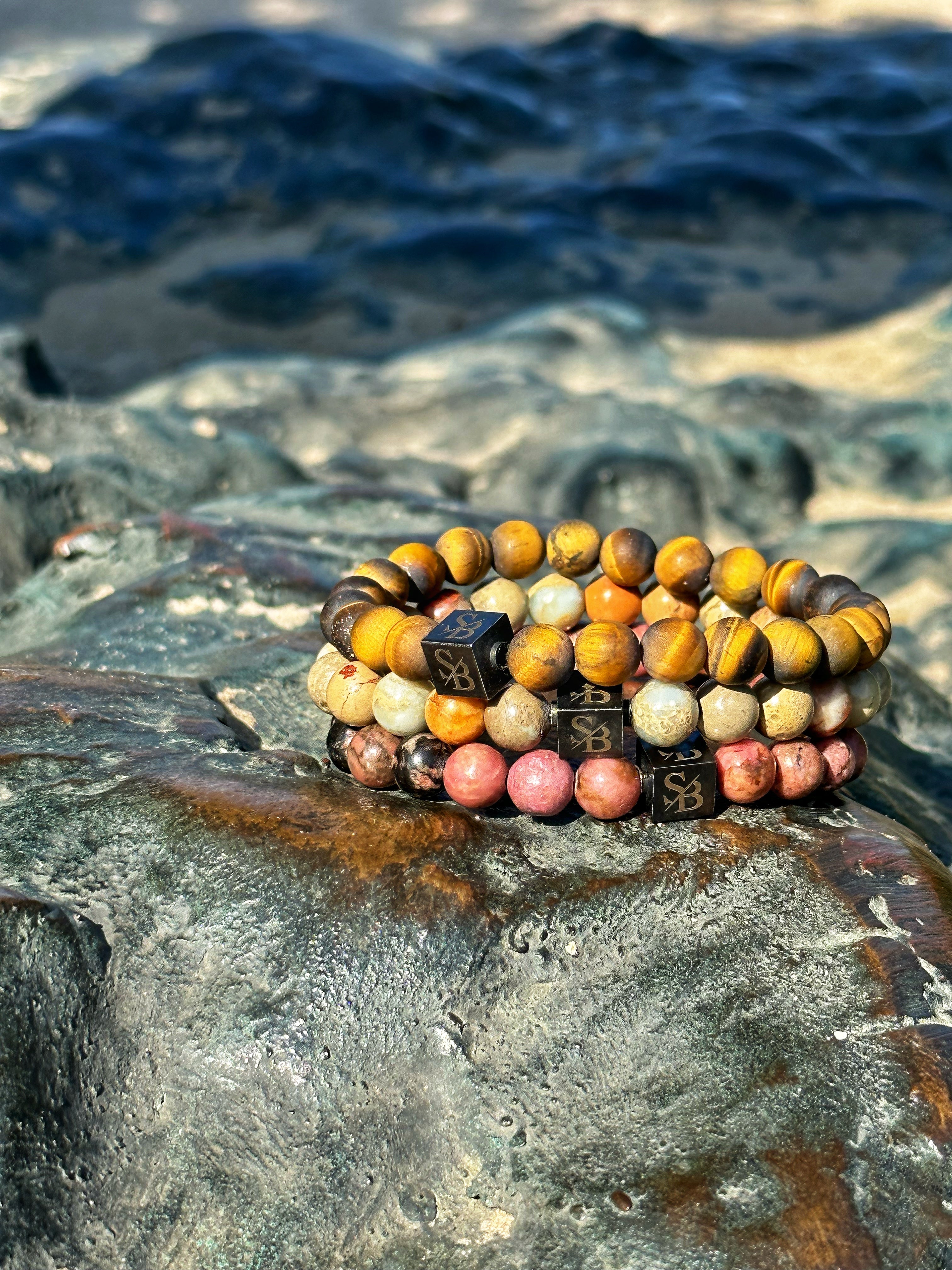 Tijgeroog, picasso jaspis en indian agate armbanden op natuursteen, edelstenen met verschillende Mohs-hardheid