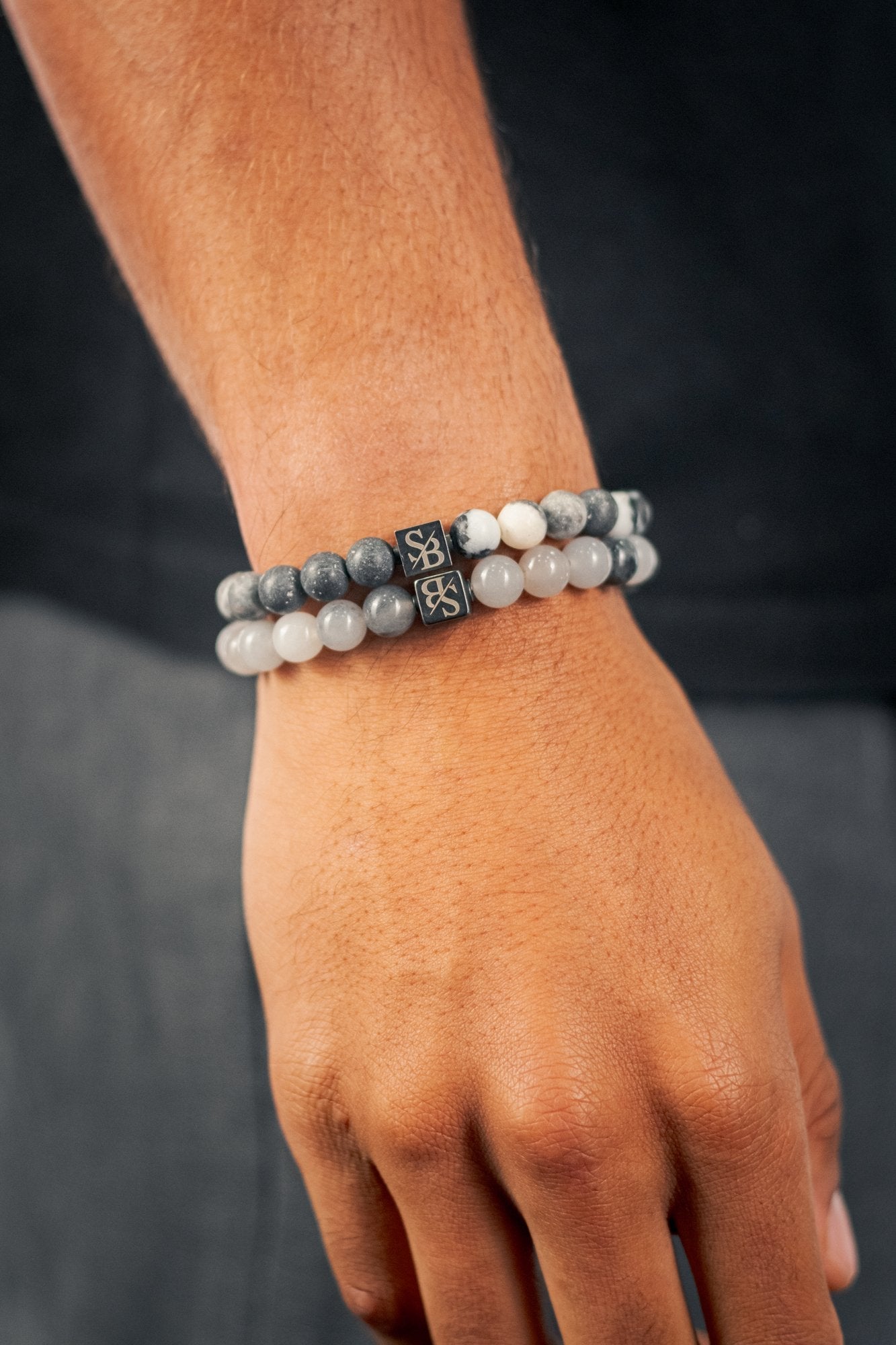 Adularescentie maansteen armband, optische glans zichtbaar in editorial fotoshoot