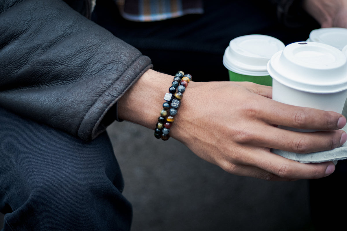 Lapis lazuli en tijgeroog wristshot - banner horloge en armband combineren