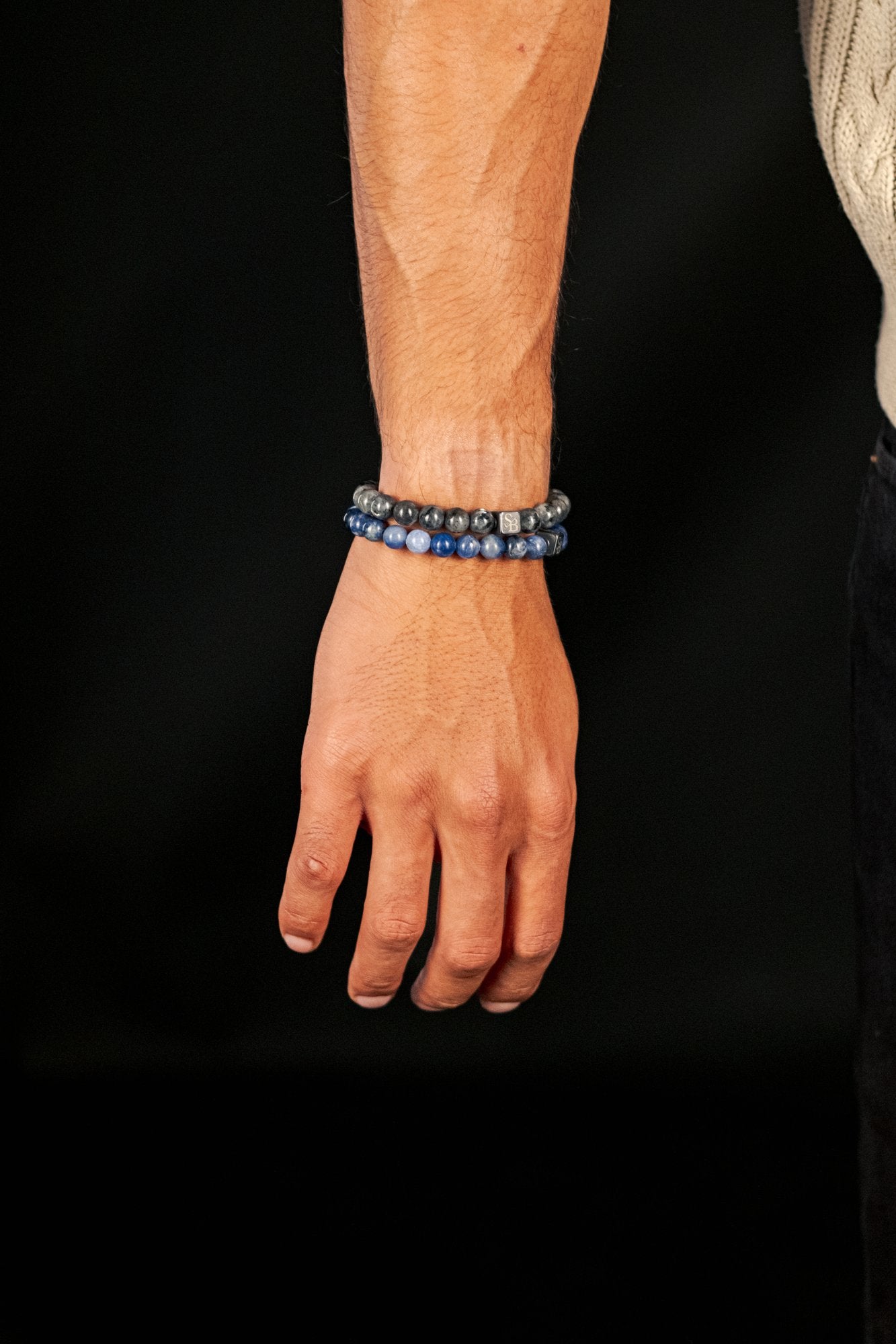Lapis lazuli en hematiet armband bij een wit overhemd, premium business styling