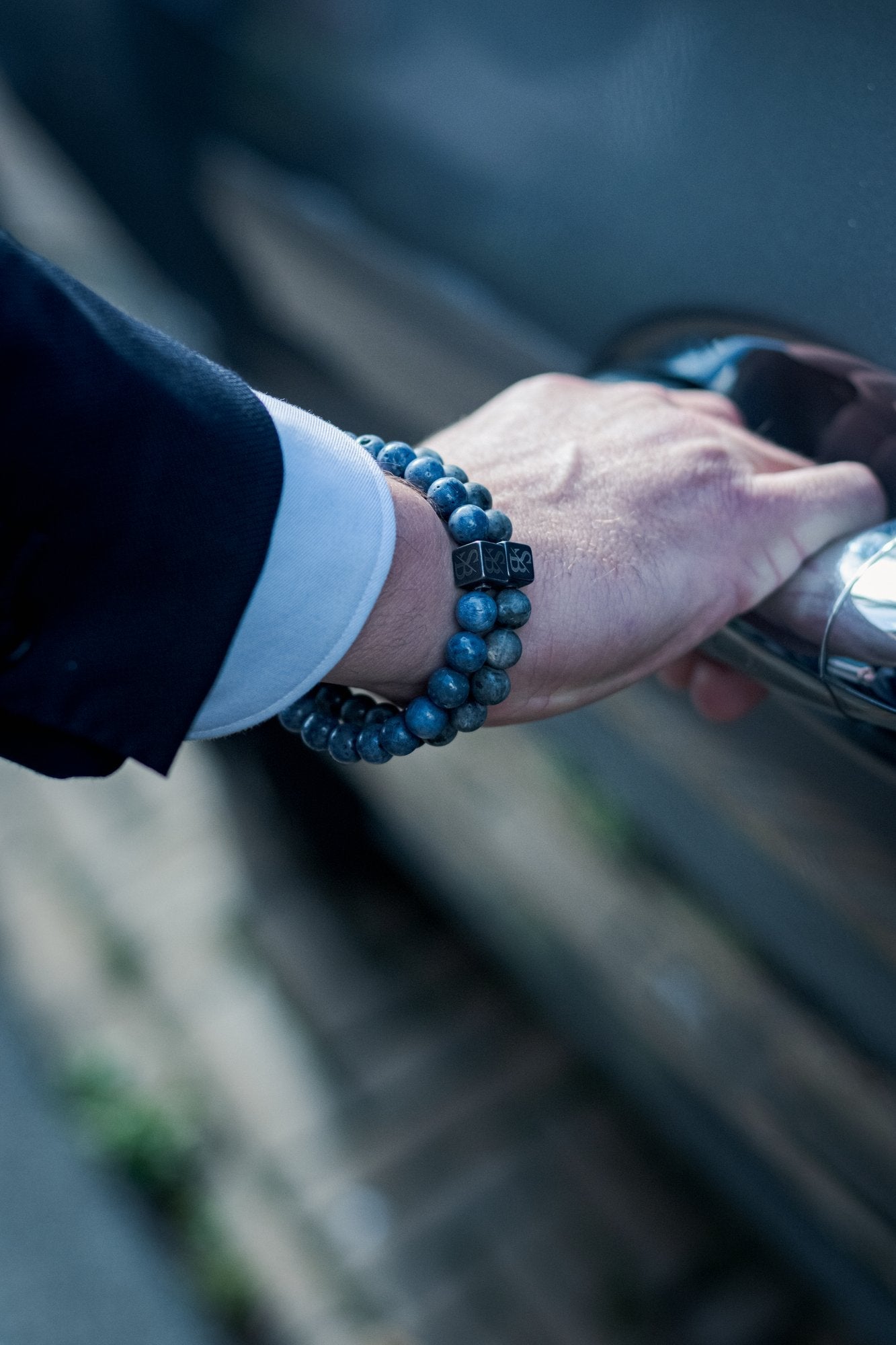 Heren armband stack van lapis lazuli en matte obsidiaan in outdoor outfit setting