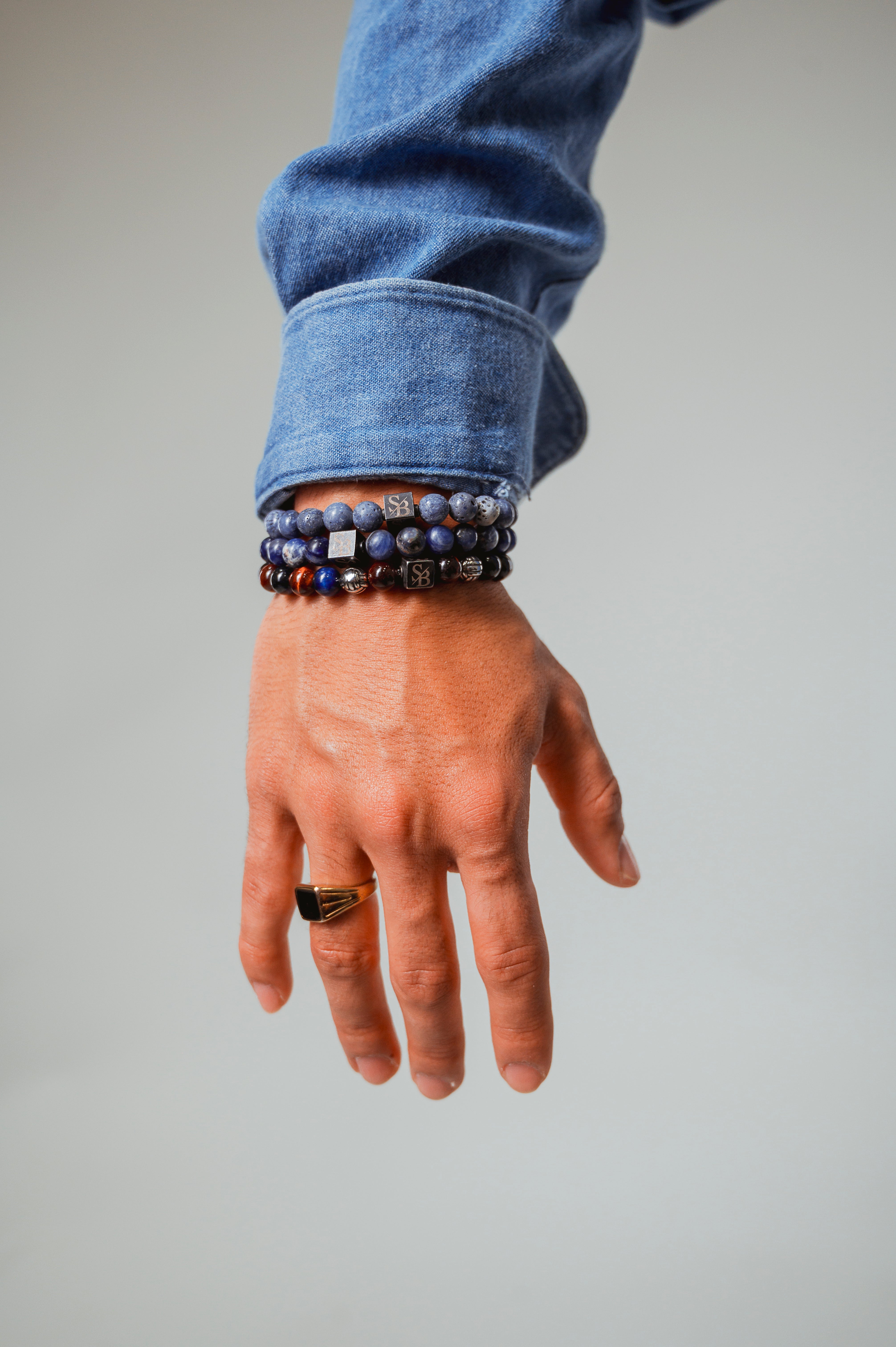 De Superior collectie van Stoney bracelets heeft heren armbanden met 925 zilveren kralen. Op de foto zie je een hematiet armband met logobead.