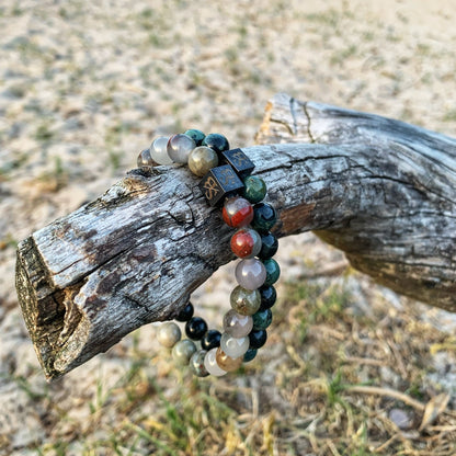 De African Bloodstones armband gecombineerd met de groene Kambaba Jaspis armband, hangend aan een tak.