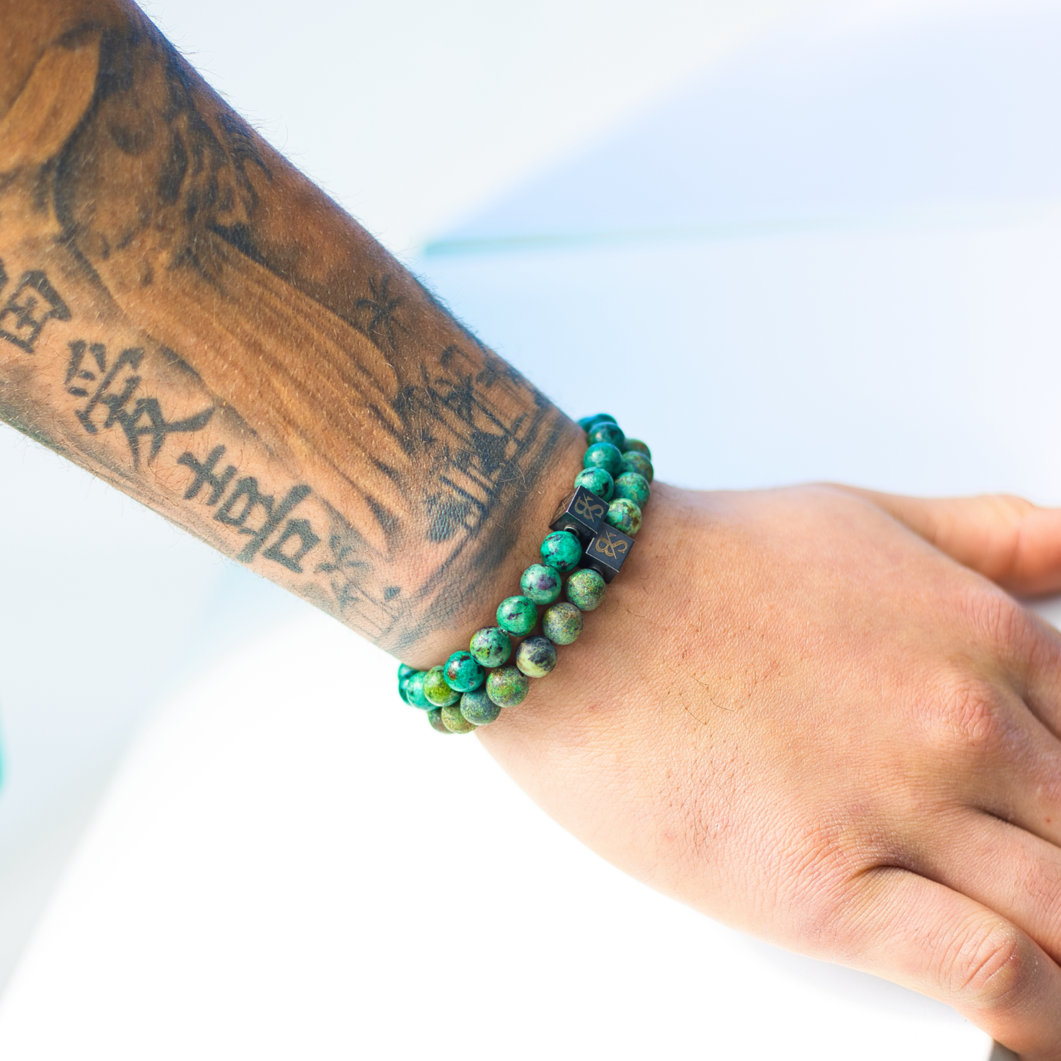 Een groene armband genaamd 'African Turquoise Stones', prachtig vervaardigd met natuurstenen in verschillende tinten groen. Modelfoto