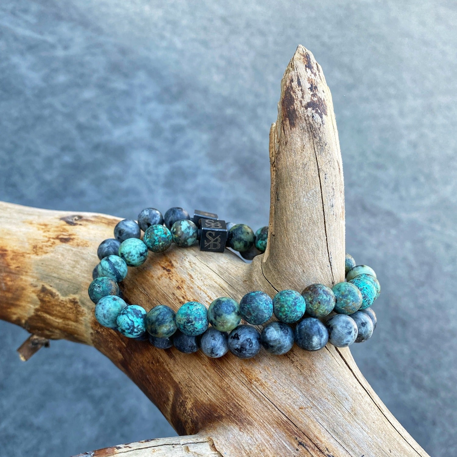 Afrikaanse turquoise kralen in een armband gecombineerd met matte moon stones
