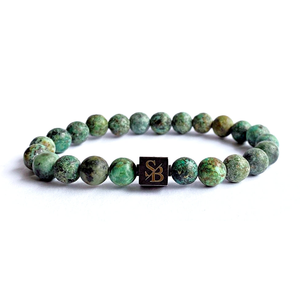 Een groene armband genaamd 'African Turquoise Stones', prachtig vervaardigd met natuurstenen in verschillende tinten groen.