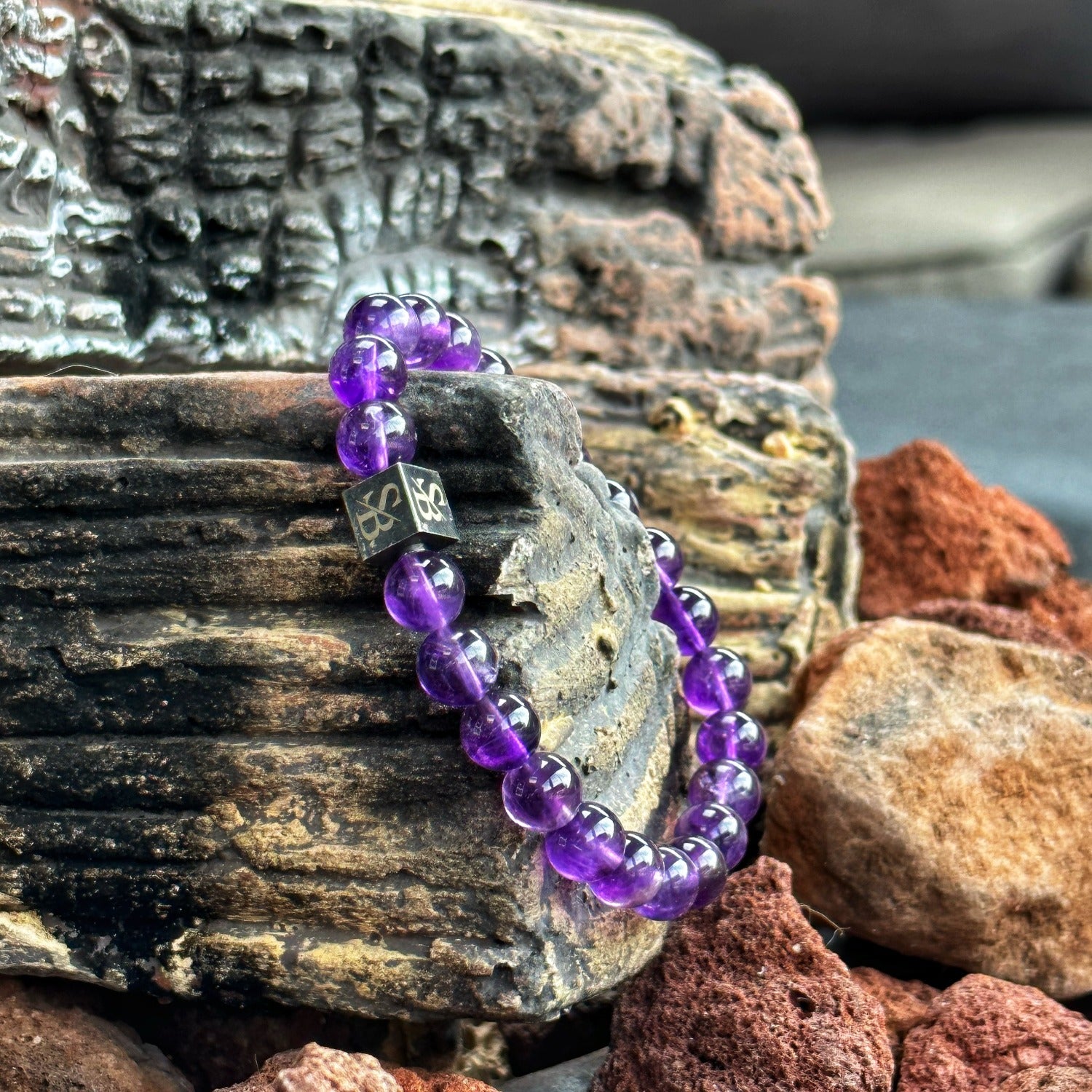 De Amethyst armband van Stoney Bracelets heeft een natuurlijke paarse look.