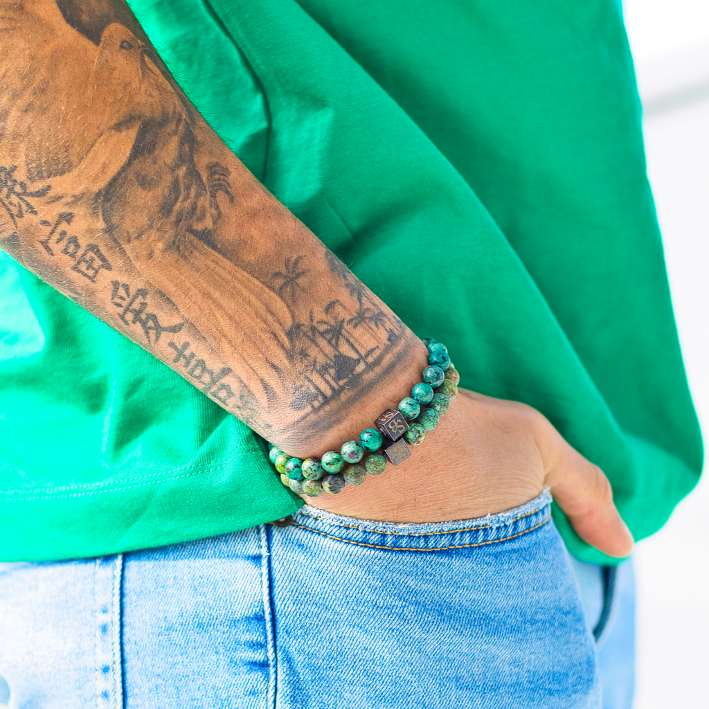 "Natuurlijke schoonheid in een armband: Aqua Terra Stones. Deze betoverende armband, vervaardigd van Afrikaanse turquoise, schittert in verschillende tinten groen.
