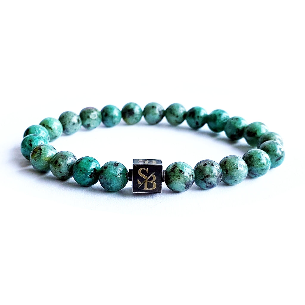 Een armband met Aqua Terra Stones, gemaakt van Afrikaanse turquoise en stralend in een prachtige groene kleur.