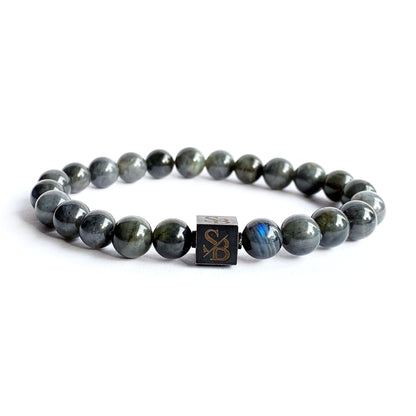 Een armband genaamd 'Labradorite Stones', vervaardigd van Larvikiet, straalt in elegante grijstinten. De betoverende glans van de stenen voegt een vleugje mysterie toe aan deze prachtige accessoire.