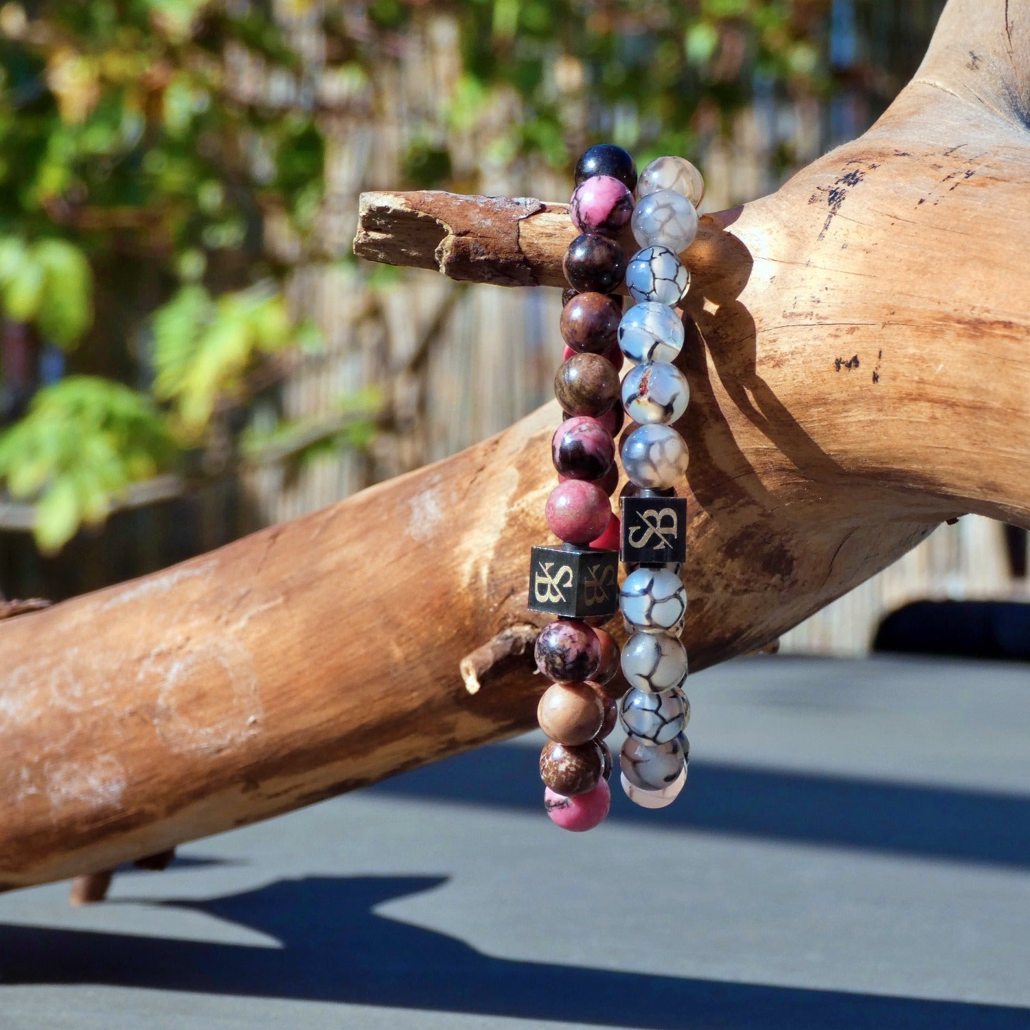 Dompel jezelf onder in de betoverende wereld van de Black Rhodoniet armband. Met zijn roze schakeringen en de natuurlijke schoonheid van Rhodoniet, is deze armband een symbool van subtiel raffinement. Laat de unieke patronen en de zachtheid van deze steen je verleiden en inspireren.