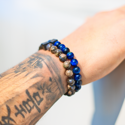 Duik in de betoverende wereld van de Blue Tiger Eye armband. De diepe, serene blauwe kleur van de tijgeroog stenen creëert een aura van rust en mysterie. Laat jezelf meevoeren door de kracht en schoonheid van dit unieke sieraad, dat je look een vleugje magie geeft.