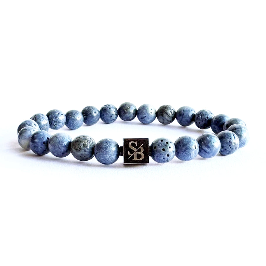 Een blauwe kralenarmband met de Coral Stones (8 mm) erop van Stoney Bracelets.