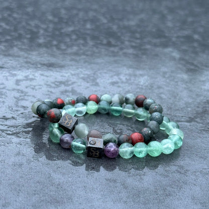 Groene Fluoriet armband 8mm van Stoney Bracelets, productfoto met african bloodstones gemixt