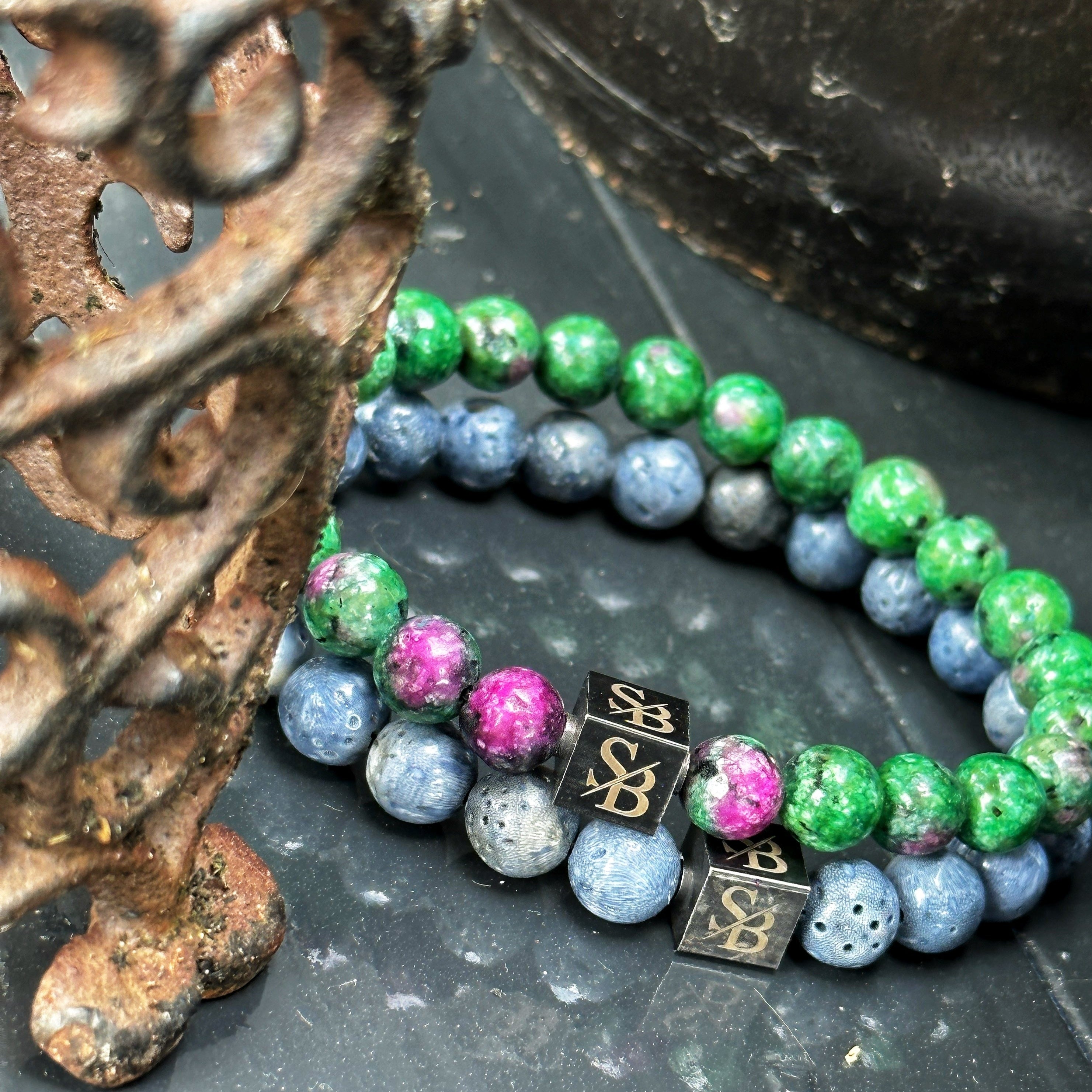 Een paar Stoney Armbanden met Zoisiet Stenen (8mm) in groene en paarse kralen.