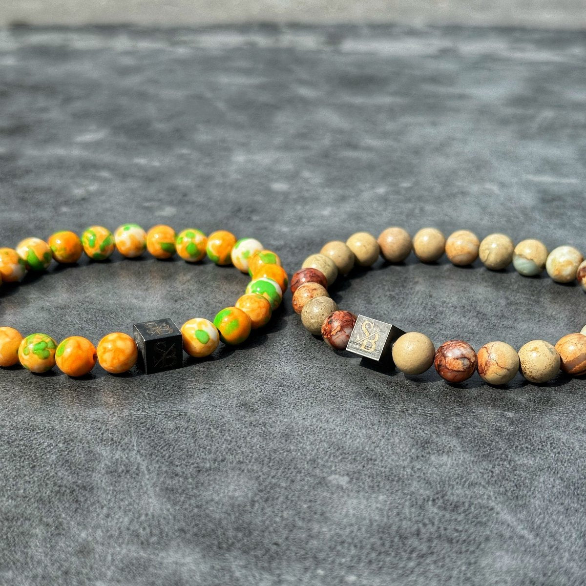 Een paar Orange Army Stones (8 mm) met oranje en gele kralen van Stoney Bracelets.