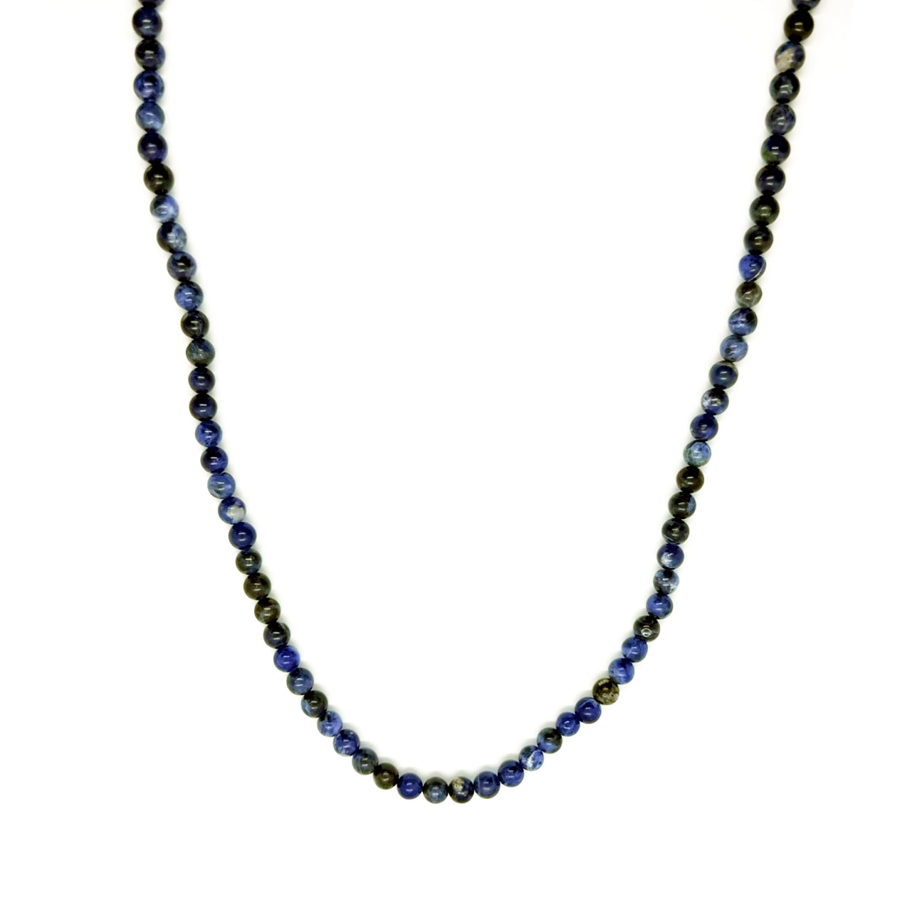 De Stoney Bracelets Royal Lapis Necklace (6 mm) heeft een elegante symmetrische opstelling van blauwe en zwarte kralen, prachtig gepresenteerd tegen een effen witte achtergrond.