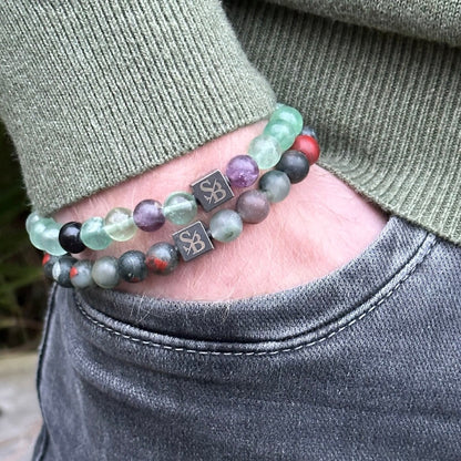 Matte african bloodstones 8mm stoney bracelets heren armband groen, modelfoto op arm