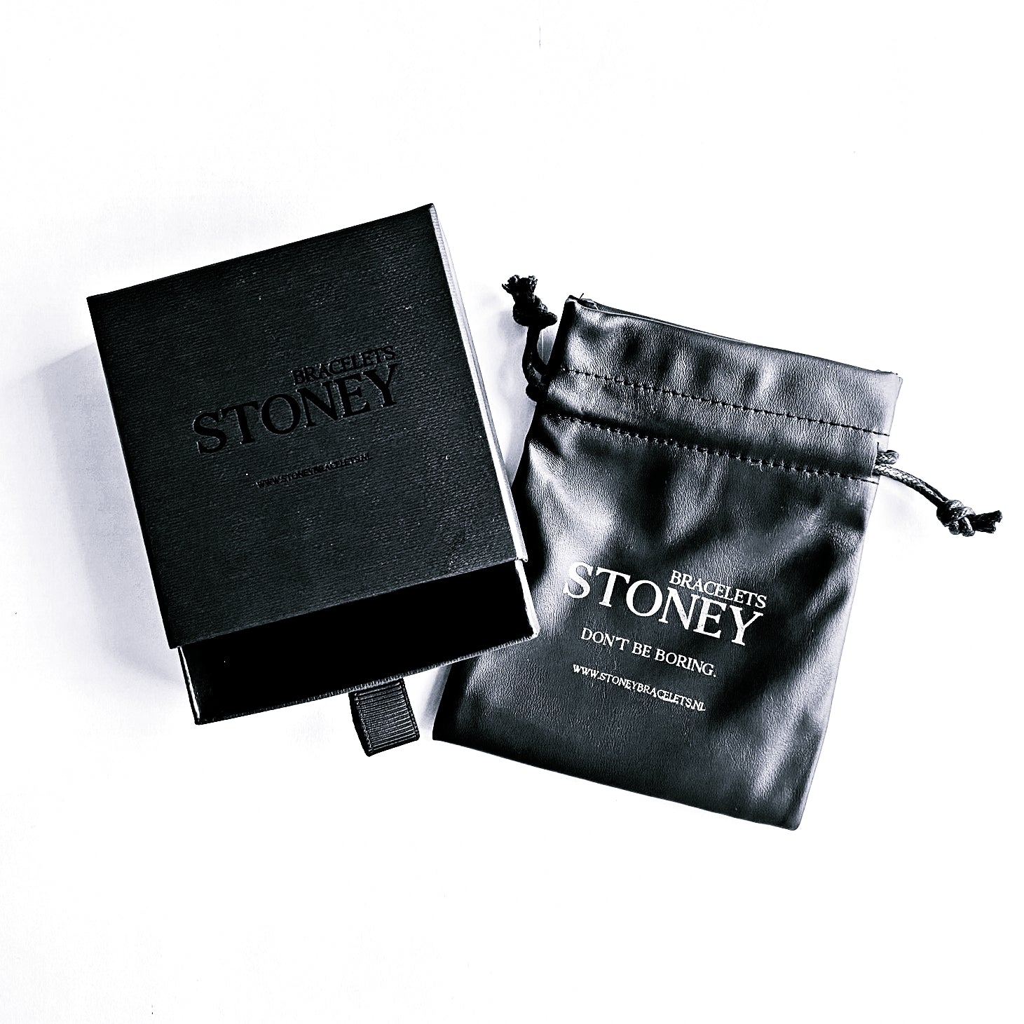 Een zwart zakje met het woord Stoney Bracelets erop en een Elegance Set (8 mm) armband erin.