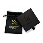Een zwart etui met het woord Stoney Bracelets erop, perfect voor het opbergen van Lava Stones (8 mm) armbanden en kralen.