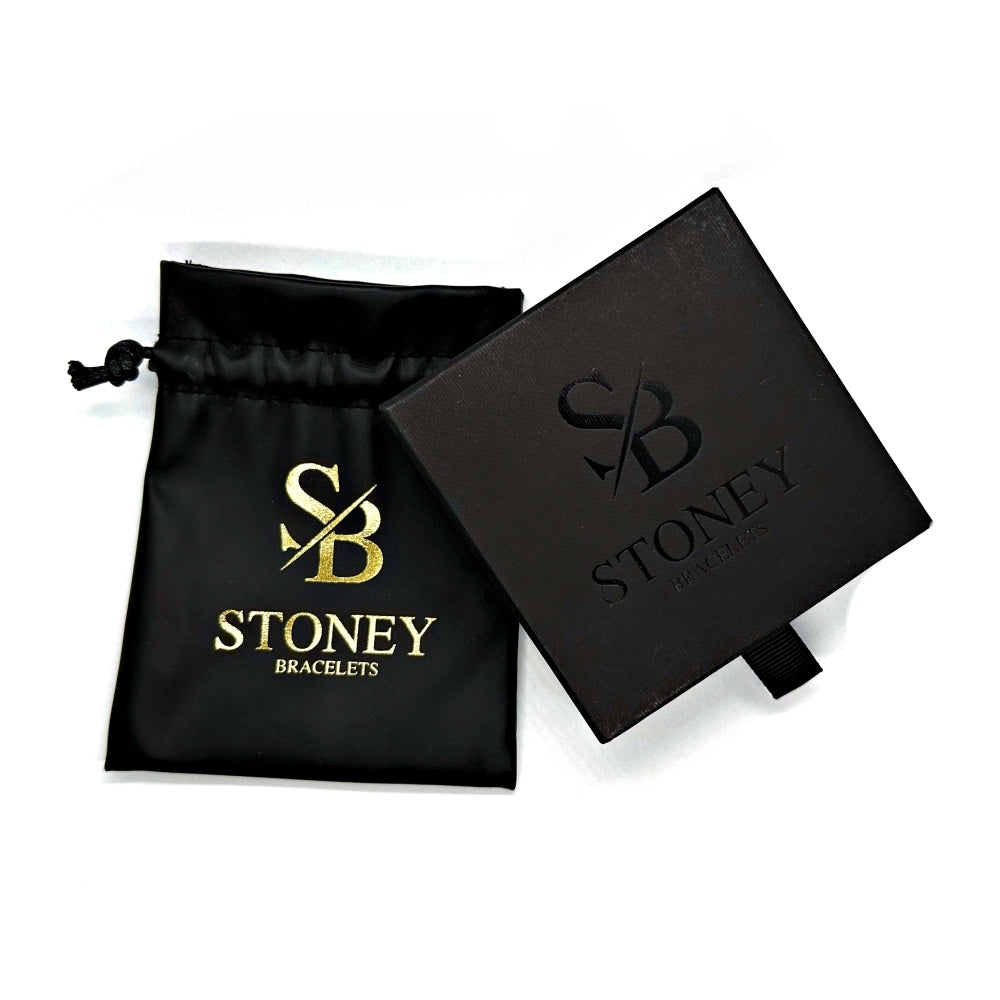 Een zwart etui met het woord Stoney erop, gemaakt met Stoney Bracelets Afrikaanse Stenen (8mm).