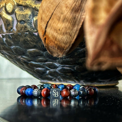 Zeus Silver+ Stones van Stoney Bracelets Heren armband, zilver, tijgeroog, blauw en rood, Sfeerfoto