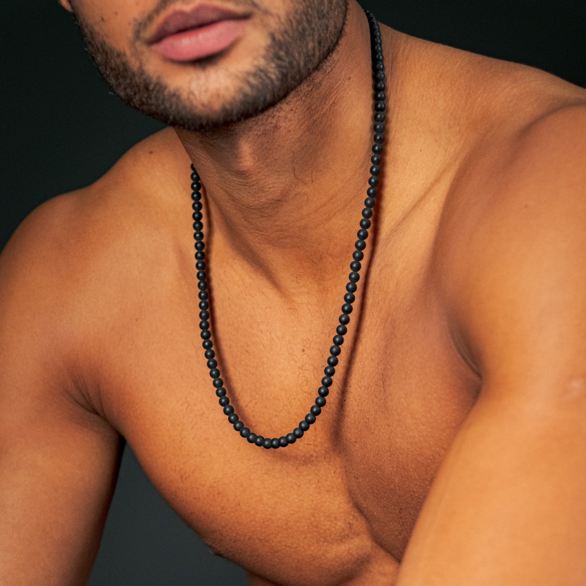 Matte Obsidian Necklace (6mm) gedragen, model zittend van dichtbij | Stoney Bracelets