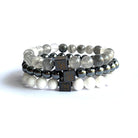 Een set Stoney Bracelets' Angel Set (8 mm) zwart-witte kralenarmbanden.