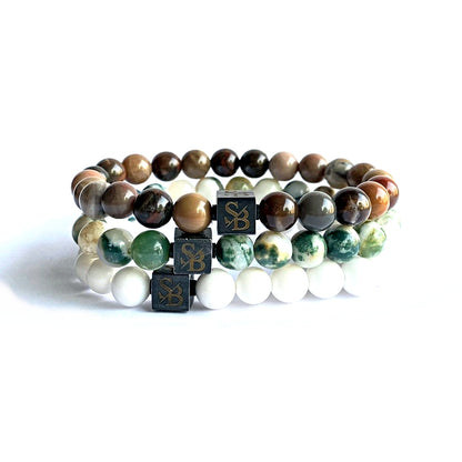 Een Stoney Bracelets Apollo Set (8 mm) met groene, bruine en witte stenen.