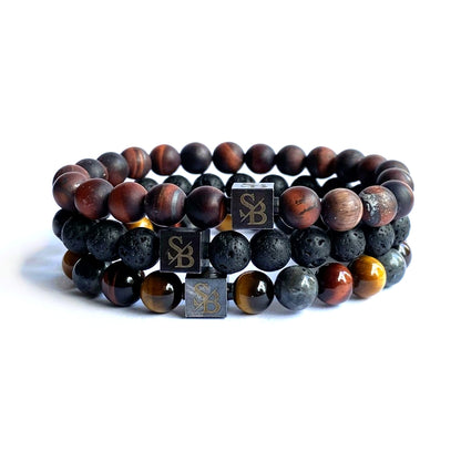 Een stapel Stoney Bracelets Fire Set (8mm) armbanden met kralen.