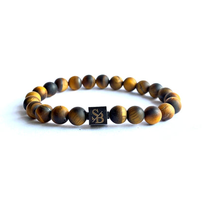 Een Stoney Bracelets armband met Frosted Gold Tiger Eye Stones (8mm) en edelsteen erop.