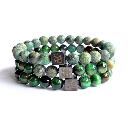 Een paar Stoney-armbanden met groene en zwarte stenen en kralen uit de Grass Set (8 mm).