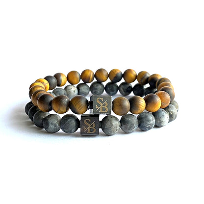 Een paar Hunter Set (8 mm) armbanden met de letter b erop van Stoney Bracelets.