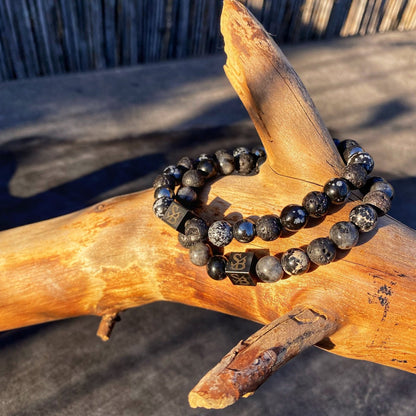 Stoney Bracelets' vulkanische | Armband van gemengde stenen (8 mm) op een houten tak.