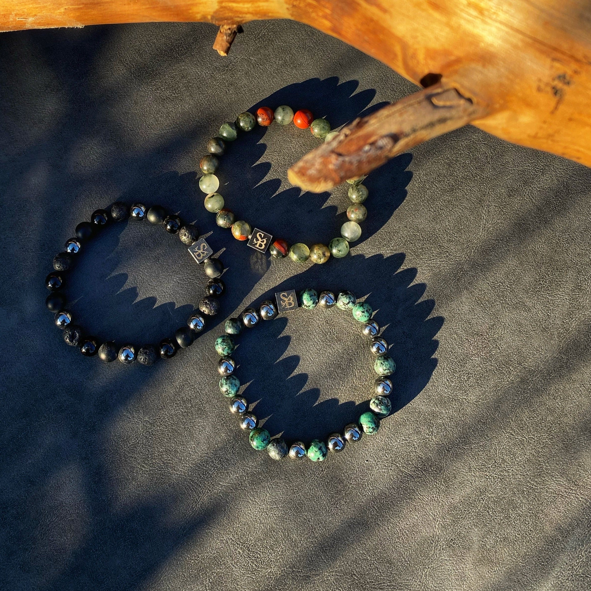 Drie Nautische | Gemengde stenen (8 mm) armbanden gemaakt met edelsteenkralen bovenop een boomstam van Stoney Bracelets.