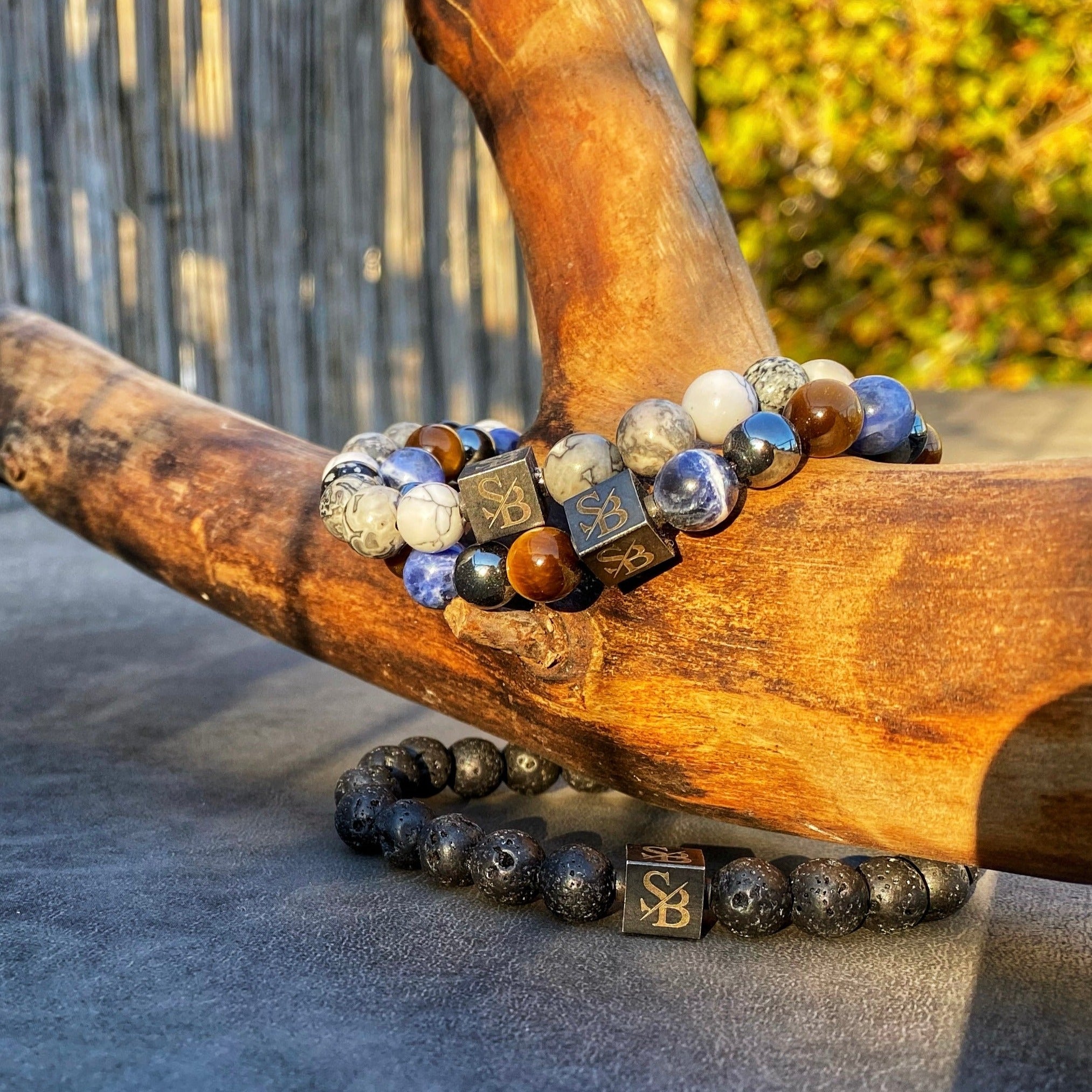 Een Rainforest armband met gemengde stenen op een houten tak, in Nederlandse sieraden ook wel armband genoemd. (Stoney-armbanden)