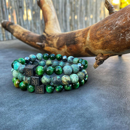 Een steenachtig armbandenmoeras | Mixed Stones (8mm) armband op een natuurstenen ondergrond.