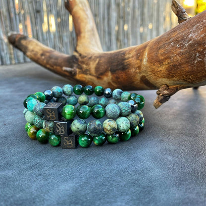 Een stapel Stoney armbanden met Green Tiger Eye Stones (8mm) op een tafel.