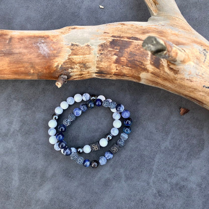 Een Stoney Bracelets Water Set (8mm) armband op een stuk hout.