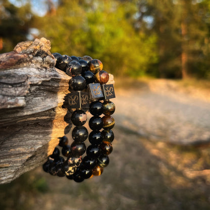 Stoney Bracelets' Bandit Set (8mm) armband op een boomstronk.