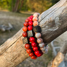 Zin met vervangen product: Een Triple Red Set (8 mm) armband van Stoney Bracelets, zittend op een boomtak.