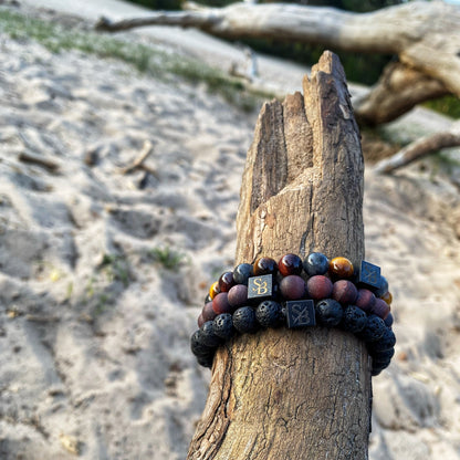 Stoney Bracelets Fire Set (8mm) armband aan een boomstam.