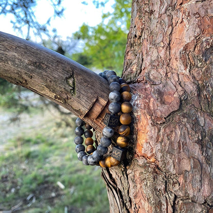 Frosted Gold Tiger Eye Stones (8mm) armband van Stoney Bracelets op een boomstam.