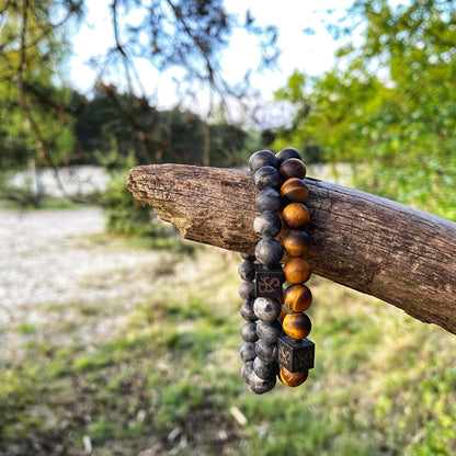 Hunter Set (8mm) Tijgeroog natuursteen armband aan een boomtak van Stoney Bracelets.