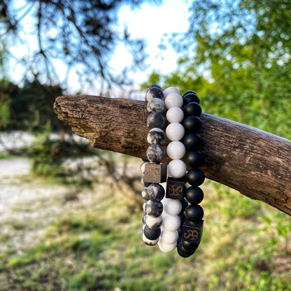 Twee Stoney Bracelets Zebra sets (8mm) aan een boomtak.