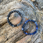 Twee Matte Lapis Lazuli Stones (8mm) armbanden op een stuk hout, Stoney Bracelets.