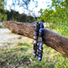 Twee Matte Lapis Lazuli Set (8mm) armbanden aan een boomtak van Stoney Bracelets.
